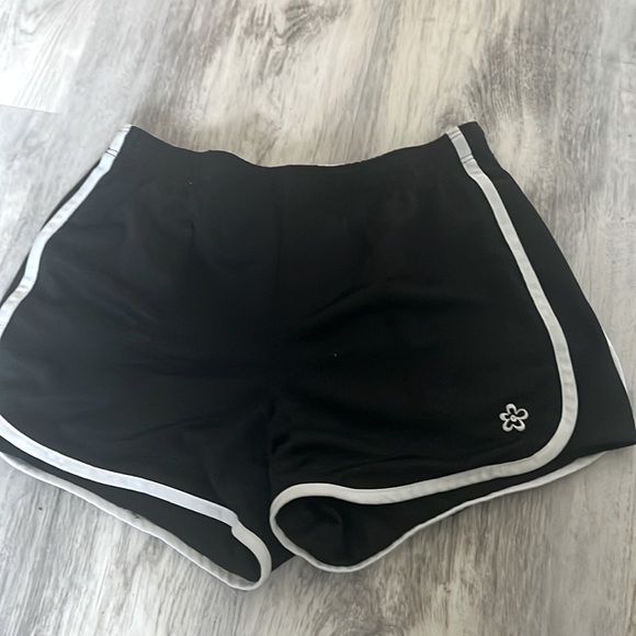 Cute kids shorts with a flower on it - Picture 1 of 2